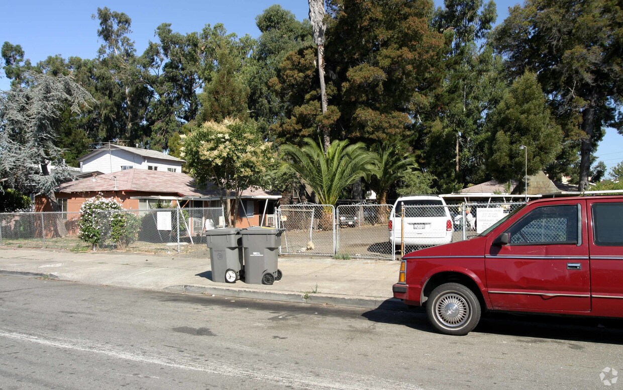 Foto del edificio - 2729-2749 Humboldt Ave