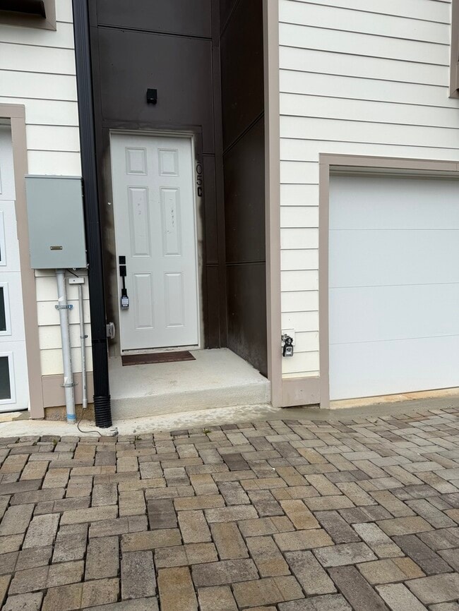 Building Photo - 105 Hart Ln