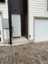 Building Photo - 105 Hart Ln