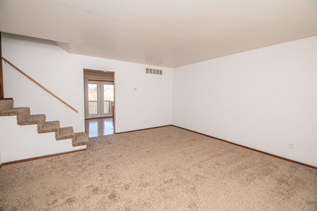 Building Photo - 2 bed 1 bath Duplex with basement in Portage