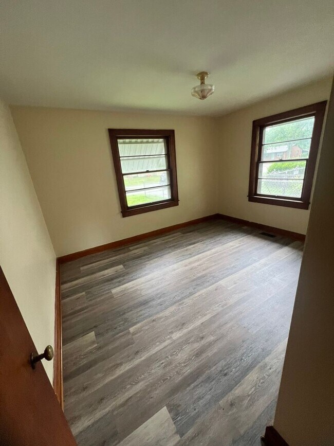 Foto del edificio - FOR RENT - 2 Bed, 1 Bath on Rose Ave