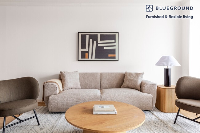 Building Photo - 985 5th Ave