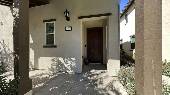 Building Photo - Modern 4 Bedroom 3 Bathroom Home in Loma L...