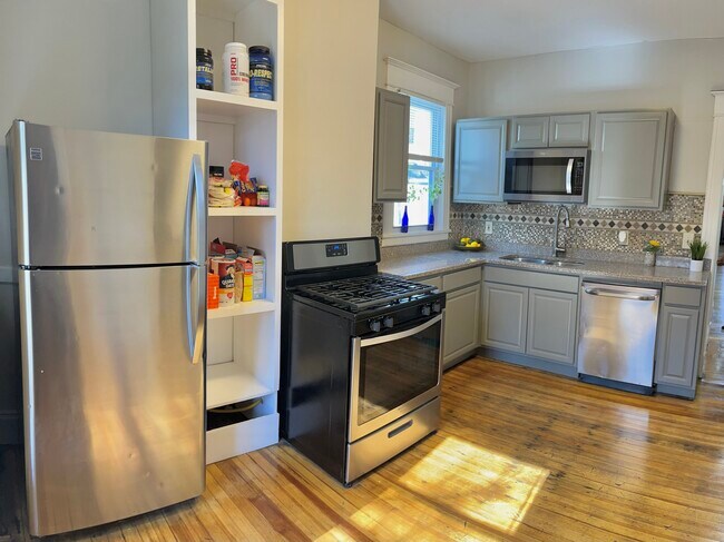 Building Photo - 554 Hudson Ave