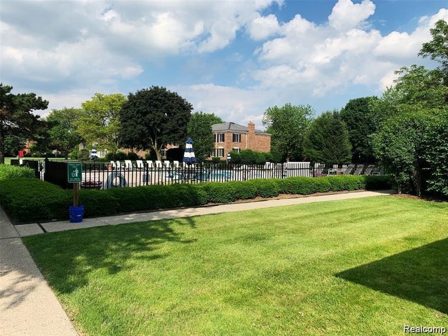 Building Photo - 670 E Fox Hills Dr
