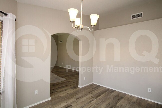 Building Photo - 545 S Ash St