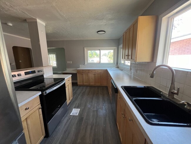 Building Photo - Centrally Located Single Family Home