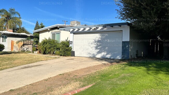 Building Photo - 3 bedroom/ 1.5 bathroom home with a detached garage