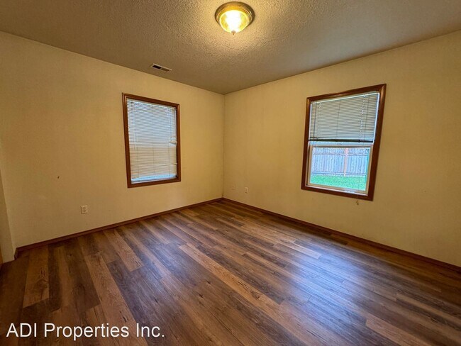 Building Photo - 2 br, 1 bath House - 555 SE Century Boulevard