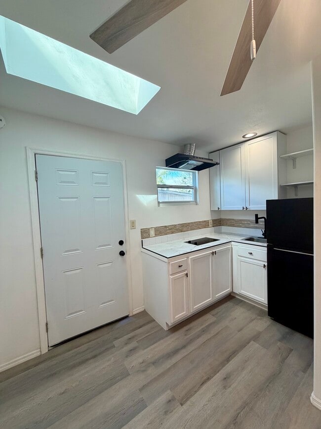 Building Photo - 4007 Deleuil Ave