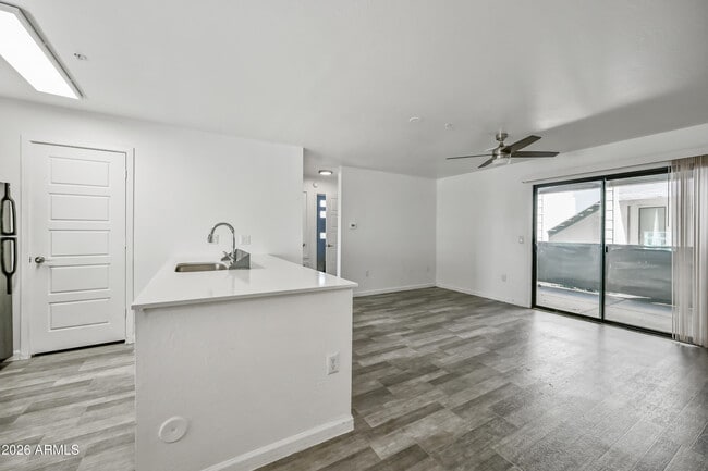 Foto del edificio - 3065 N 67th Ave