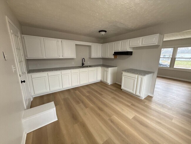 Foto del edificio - Beautifully Updated 3BR Home w/ Fenced Yard & 2-Car Garage