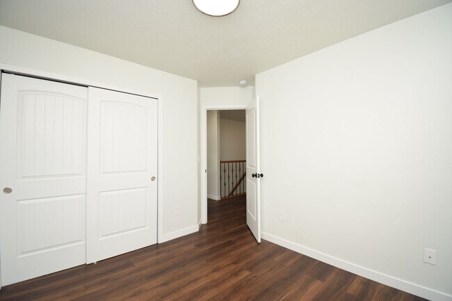 Building Photo - Newly Remodeled Magna Gem with New Appliances & Easy Freeway Access!!