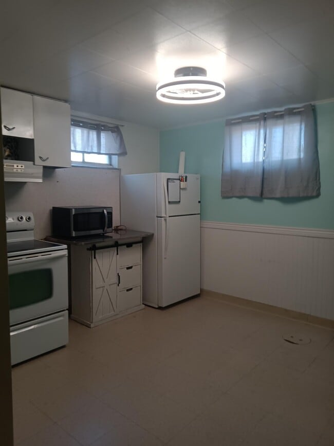 Building Photo - 335 W Kennedy Ave