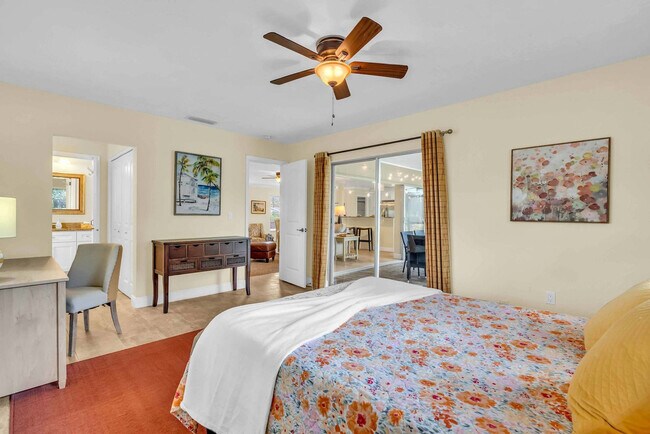 Building Photo - 2723 Gulf Gate Dr