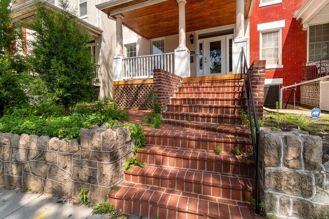 Building Photo - Recently Renovated // 1 Bedroom 1 Bathroom...