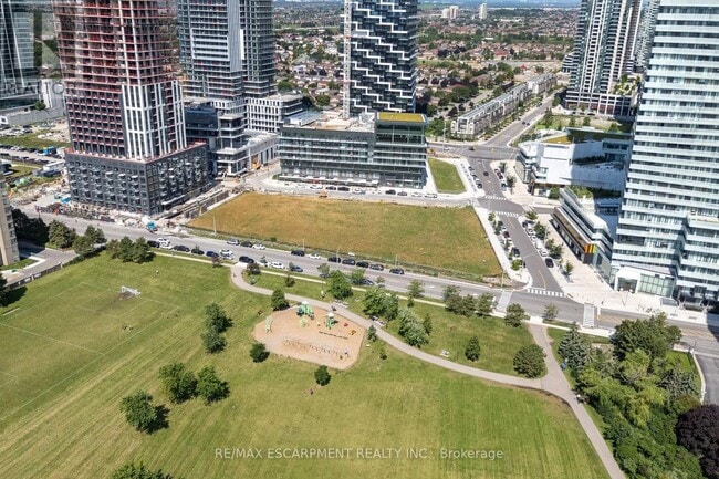 Building Photo - 448 Burnhamthorpe Rd W