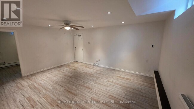 Photo du bâtiment - 142 Emerald St S