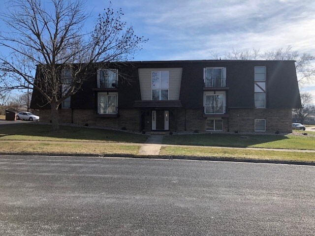 Front of apartment building - 1101 Cambridge Dr