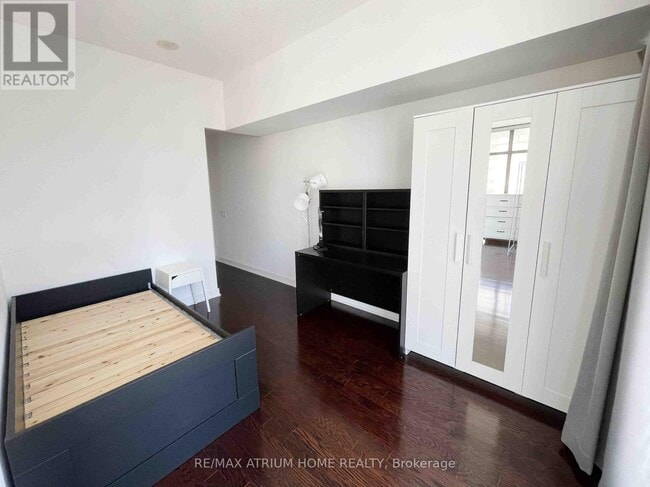 Building Photo - 33 Charles St E