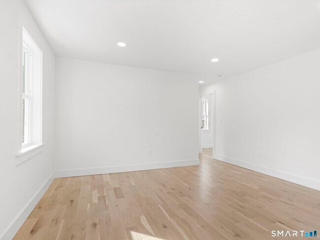 Foto del edificio - 325 Coram Ave