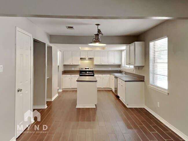 Building Photo - 112 Vanderbilt Ln