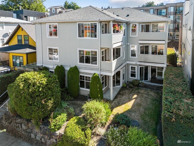Building Photo - 706 16th Ave