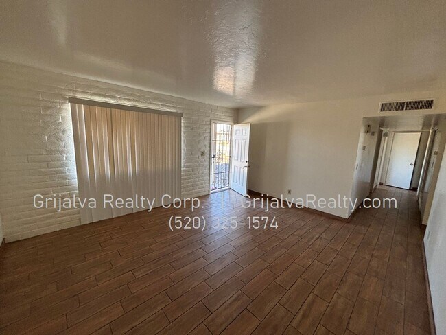 Foto del edificio - 3 Bed, 2 Bath Townhouse for Rent on the East Side (Escalante/Kolb)