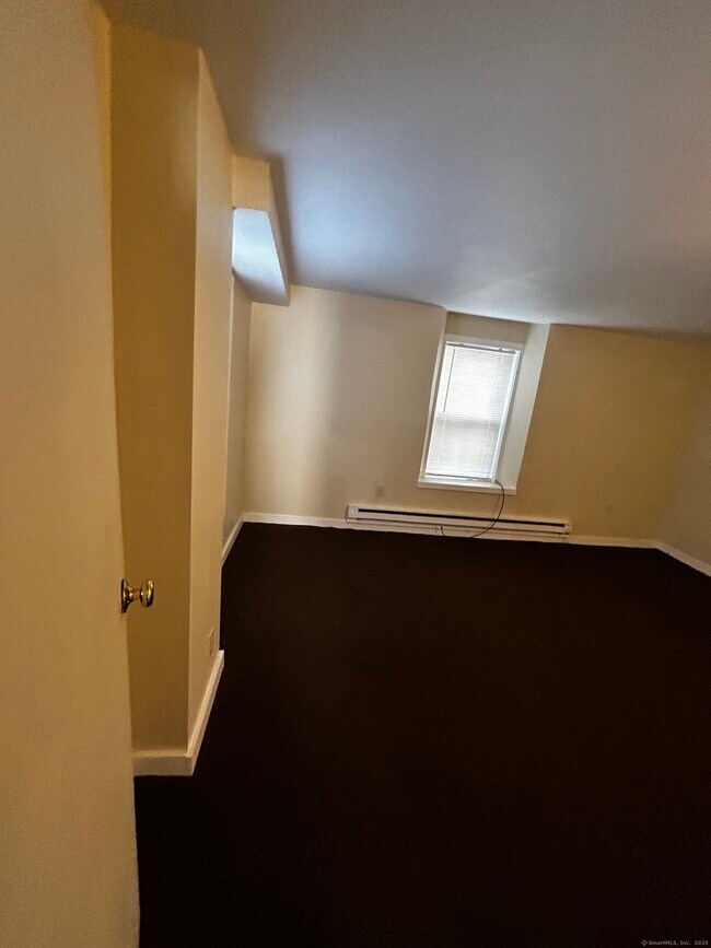 Foto del edificio - 20 Lounsbury Ave