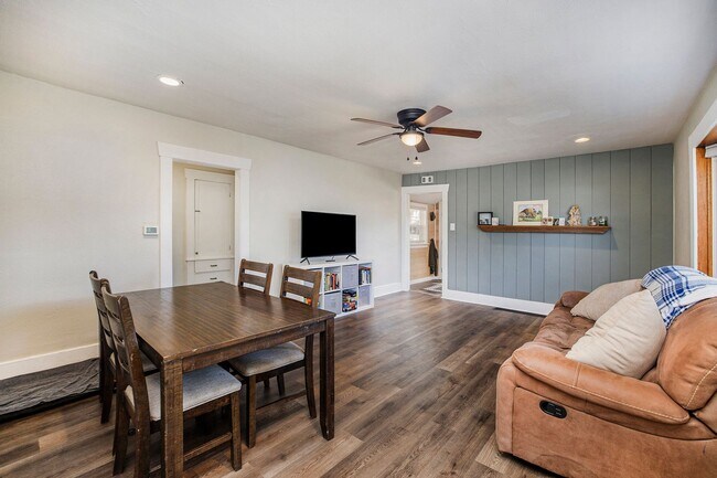 Foto del edificio - Charming 4Bed/2Bath with Two Huge Backyard