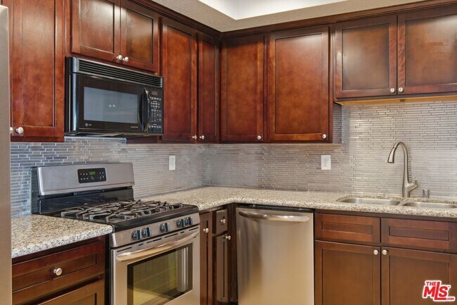 Foto del edificio - 10650 Kinnard Ave