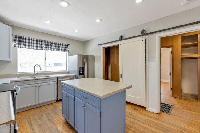 Foto del edificio - Charming 3 Bedroom Bungalow in West Valley