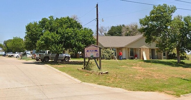 Building Photo - 1324 E 10th St