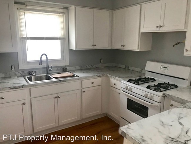 Building Photo - 2 br, 1 bath Apartment - 3330 GLADIOLA AVE SW