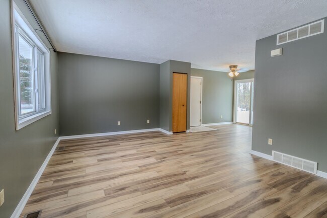 Foto del edificio - Woodsy Retreat in Lake Ann