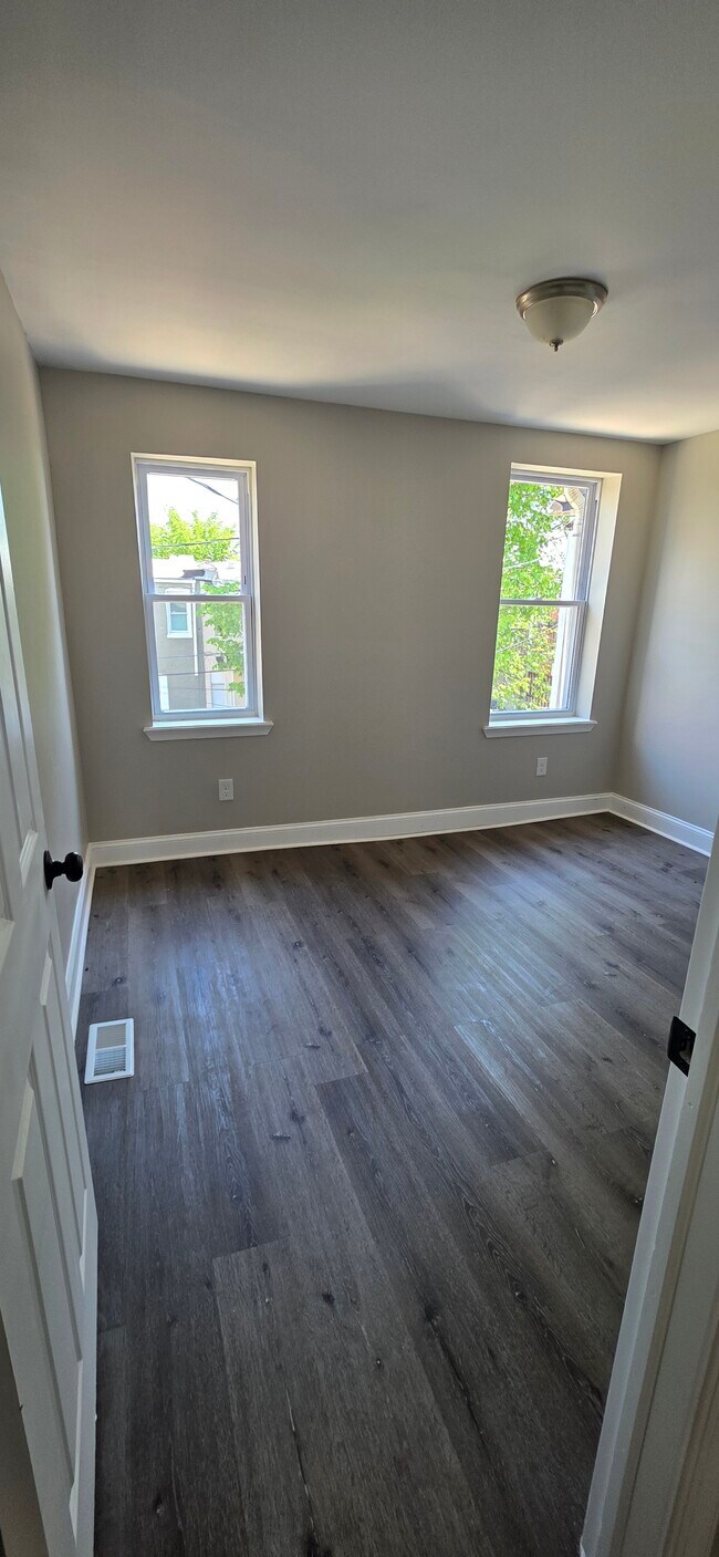 Building Photo - 707 N Port St