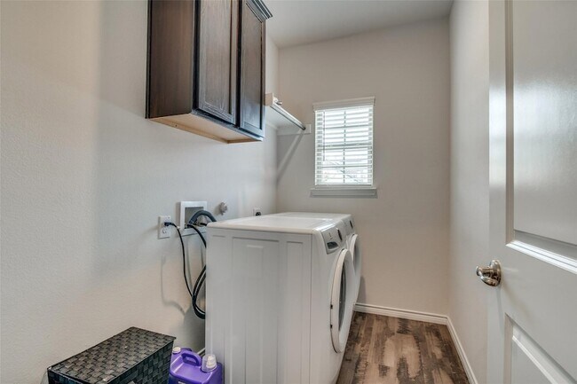 Building Photo - 2724 Pease Dr