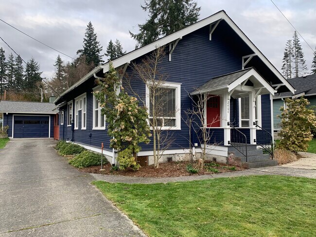 Building Photo - 2404 Old Lakeway Dr