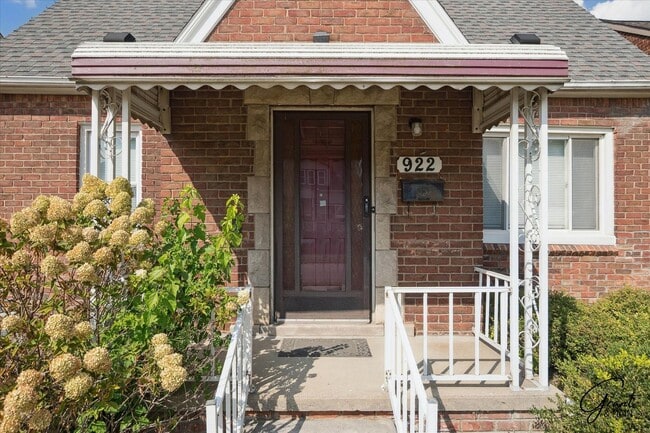 Building Photo - $1400 3 Bed / 2.0 Bath Updated Brick Home ...