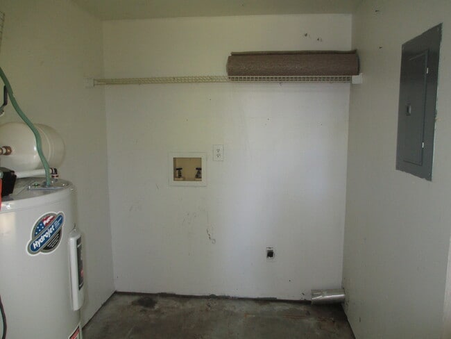 Building Photo - 33 Colt Ct