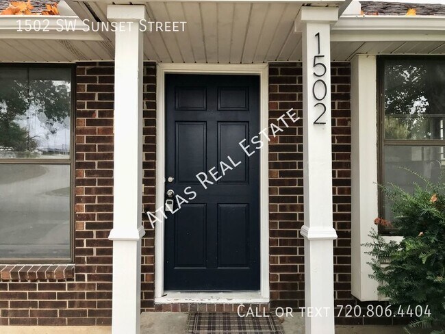 Building Photo - $200 off first month! Adorable, spacious 3...