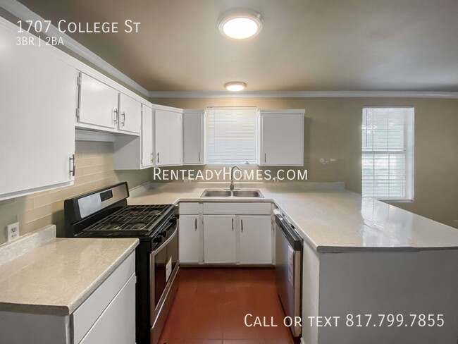 Building Photo - 1707 S College St