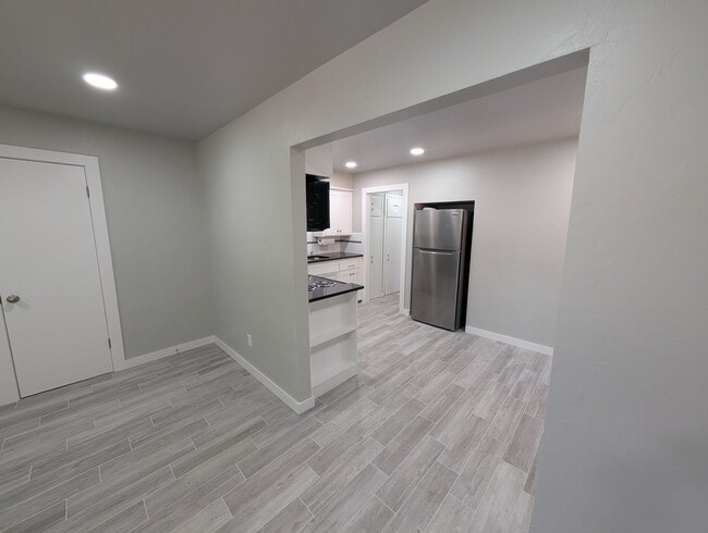 Building Photo - Remodeled luxury 1 bedroom, 1 bath house i...