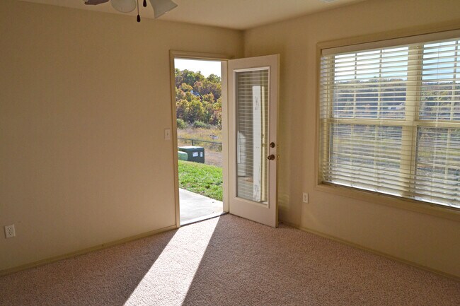 Building Photo - Large 2 Bedroom 2 Bathroom