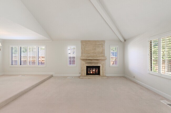 Building Photo - 288 Live Oak Dr