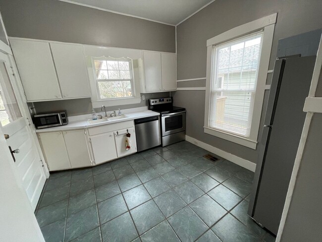 Building Photo - Pensacola - East Hill - 2 Bedroom, 1 Bathroom