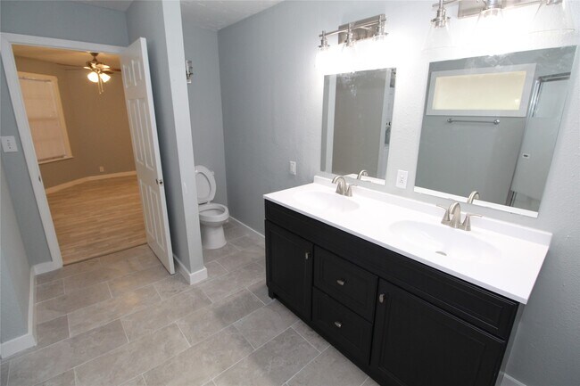 Building Photo - 15510 Cypress Garden Dr