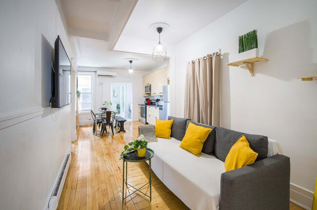 Building Photo - 2390 Rue Frontenac