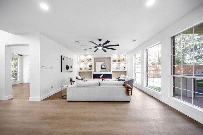 Photo - 7505 Larchmont Dr House