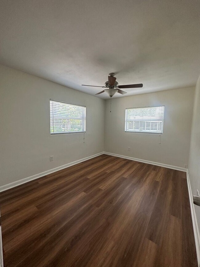 Building Photo - 2 br, 1 bath House - 520 McKay Court